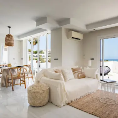 Sale of middle floor apartment in Estepona