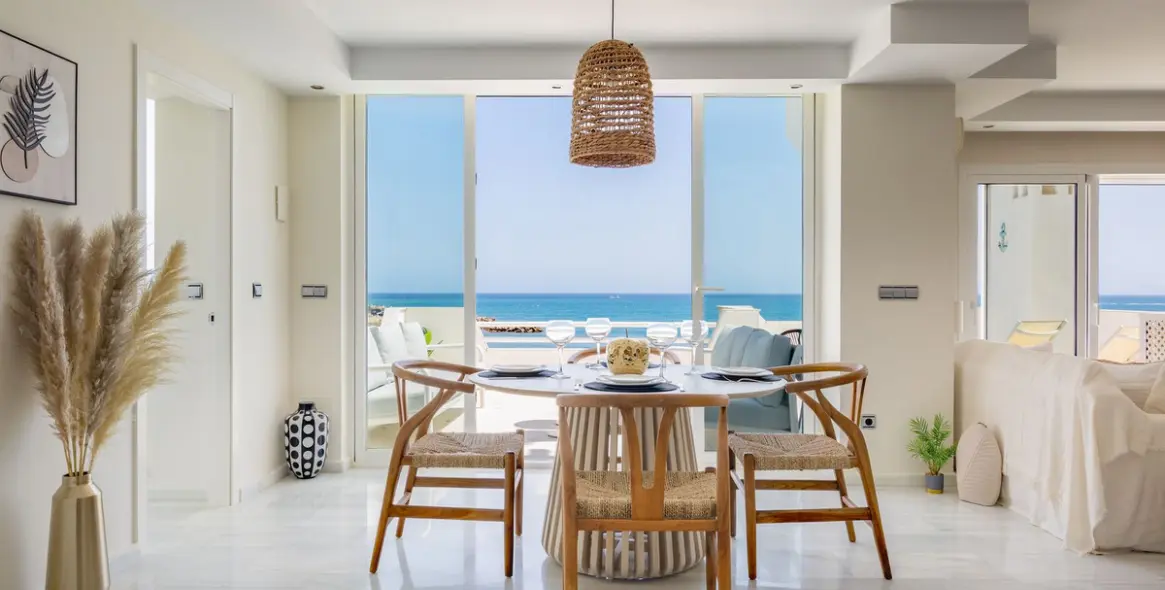 Sale of middle floor apartment in Estepona 2