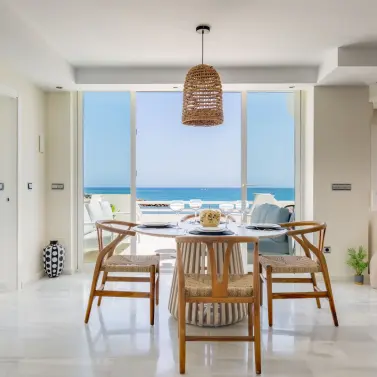 Sale of middle floor apartment in Estepona