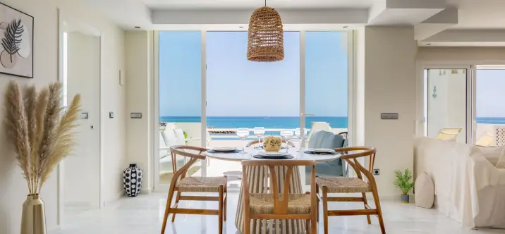 Sale of middle floor apartment in Estepona 1