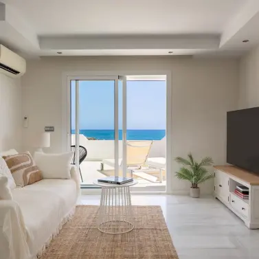 Sale of middle floor apartment in Estepona