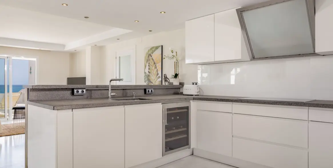 Sale of middle floor apartment in Estepona 4