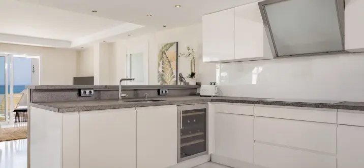 Sale of middle floor apartment in Estepona 3