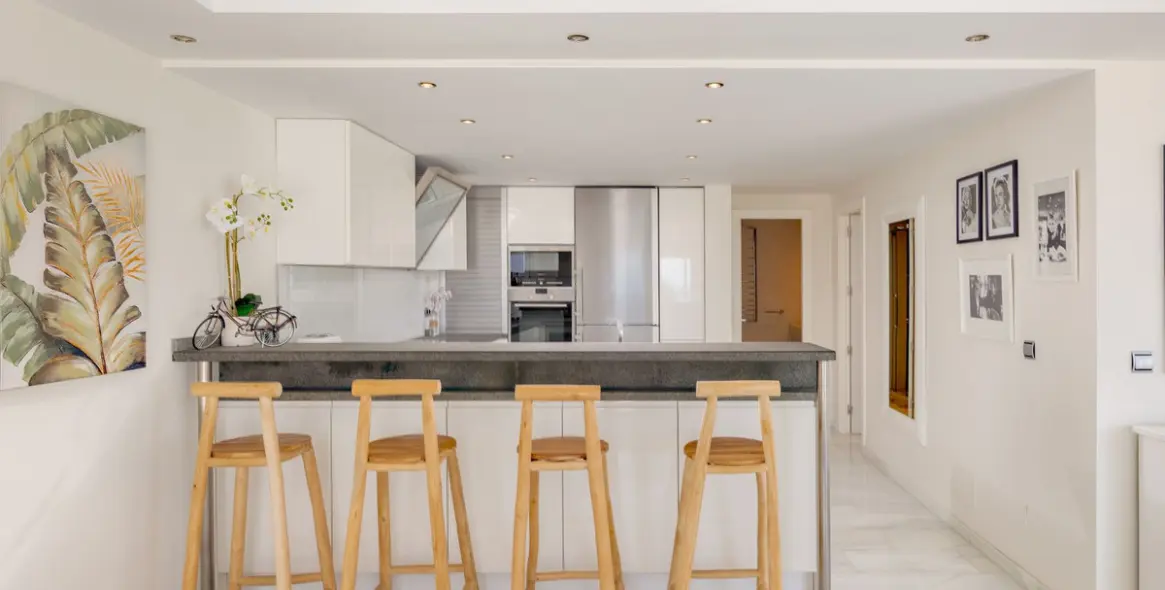 Sale of middle floor apartment in Estepona 5