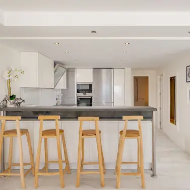 Sale of middle floor apartment in Estepona