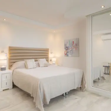 Sale of middle floor apartment in Estepona