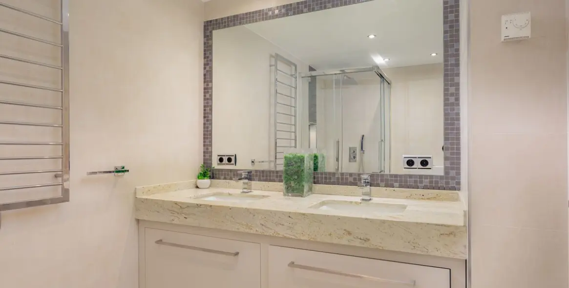 Sale of middle floor apartment in Estepona 11
