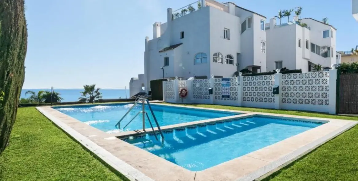 Sale of middle floor apartment in Estepona 19