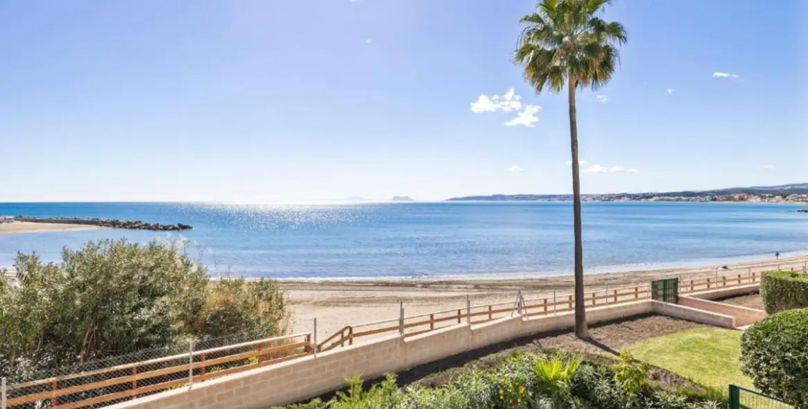 Sale of middle floor apartment in Estepona 25