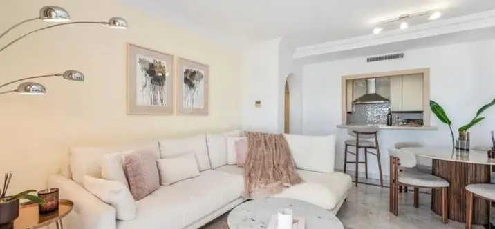 Sale of middle floor apartment in Puerto Banús 0