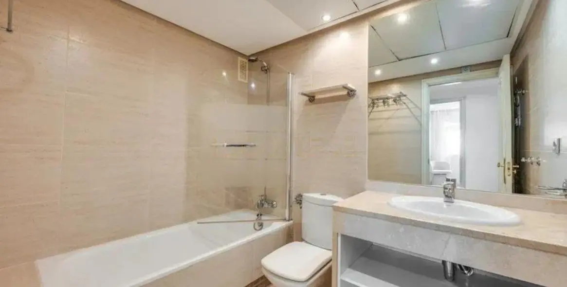 Sale of middle floor apartment in Puerto Banús 8