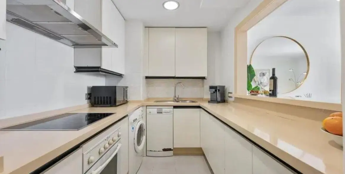 Sale of middle floor apartment in Puerto Banús 9