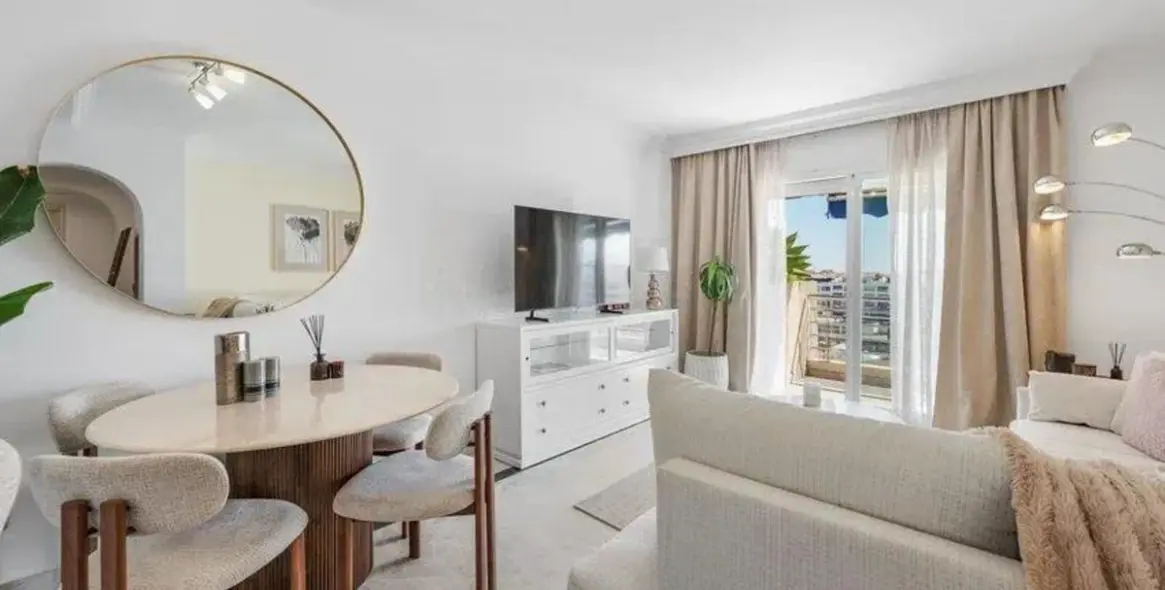 Sale of middle floor apartment in Puerto Banús 13