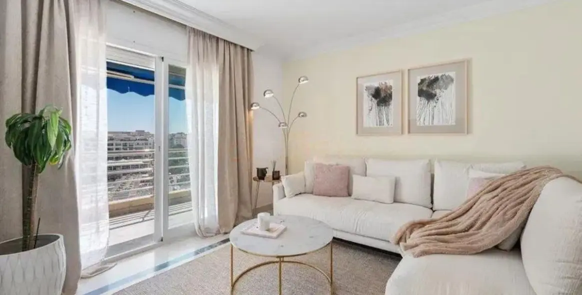 Sale of middle floor apartment in Puerto Banús 15