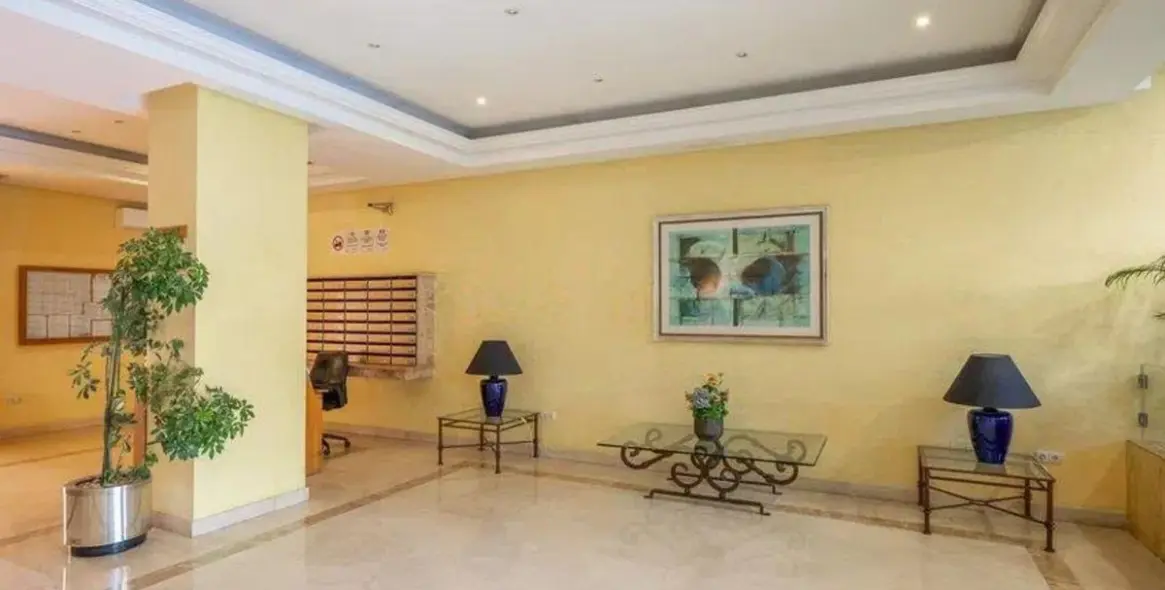 Sale of middle floor apartment in Puerto Banús 23
