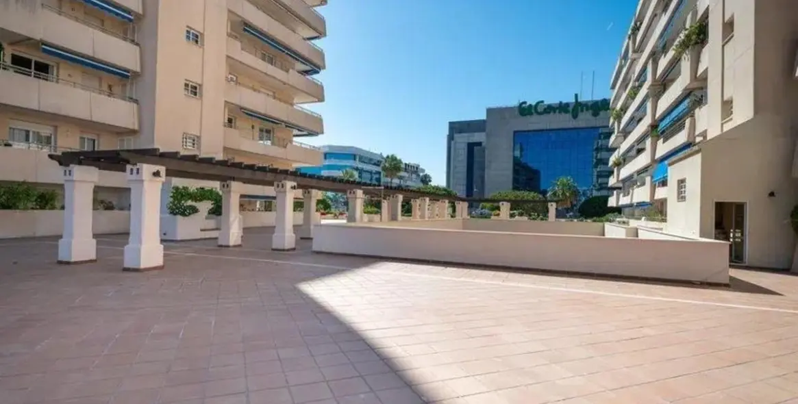 Sale of middle floor apartment in Puerto Banús 29