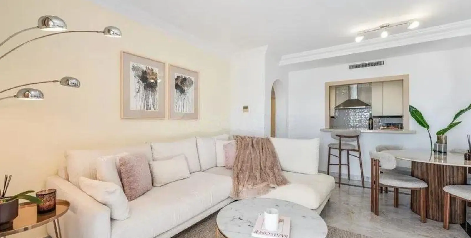 Sale of middle floor apartment in Puerto Banús 1