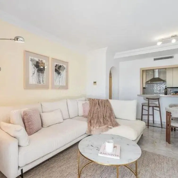 Venta de apartamento en planta media en Puerto Banús