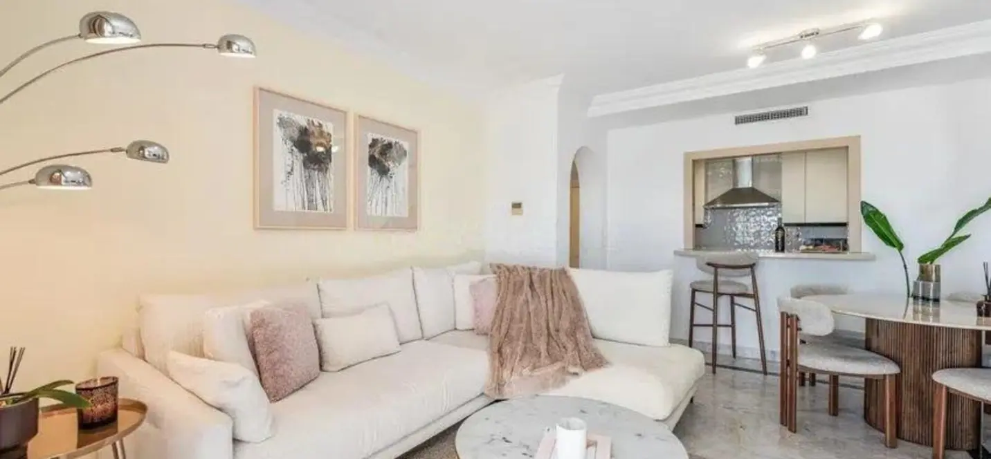 Venta de apartamento en planta media en Puerto Banús 0