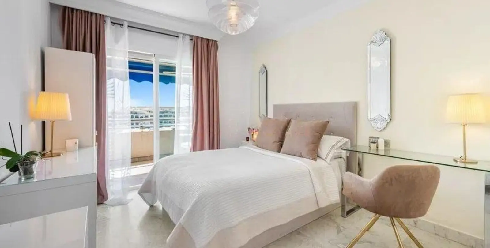 Sale of middle floor apartment in Puerto Banús 2