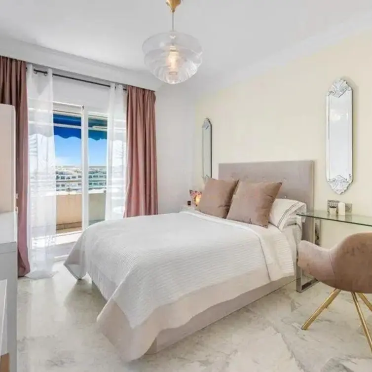 Venta de apartamento en planta media en Puerto Banús