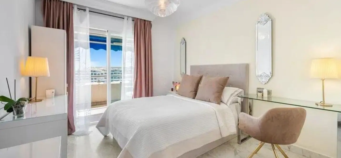 Venta de apartamento en planta media en Puerto Banús 1