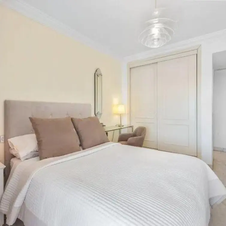 Venta de apartamento en planta media en Puerto Banús