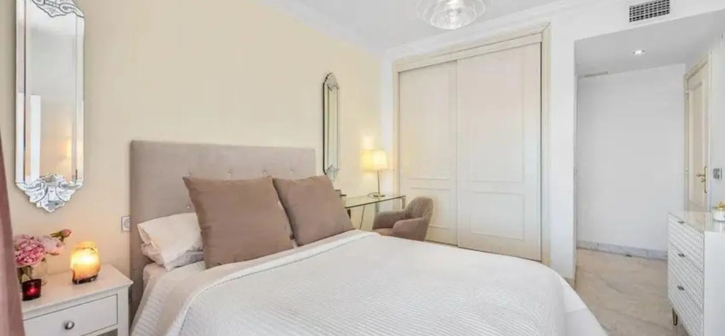 Venta de apartamento en planta media en Puerto Banús 2