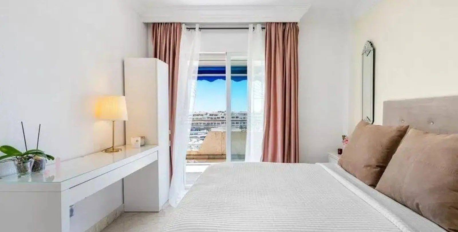 Sale of middle floor apartment in Puerto Banús 4