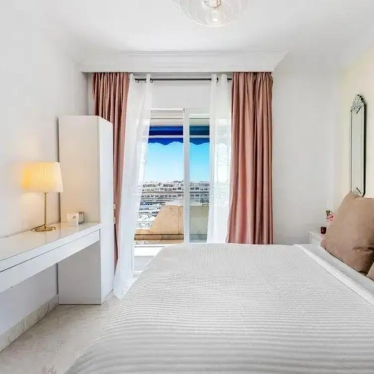 Venta de apartamento en planta media en Puerto Banús