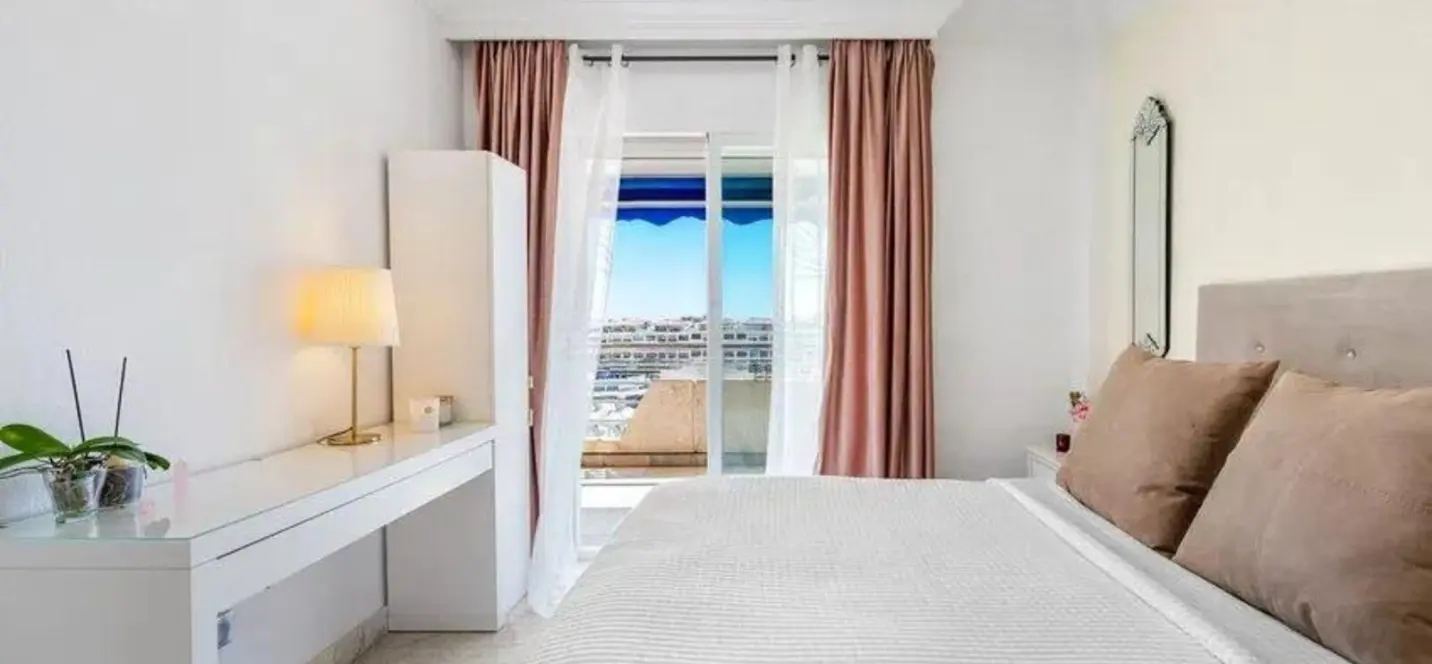 Venta de apartamento en planta media en Puerto Banús 3
