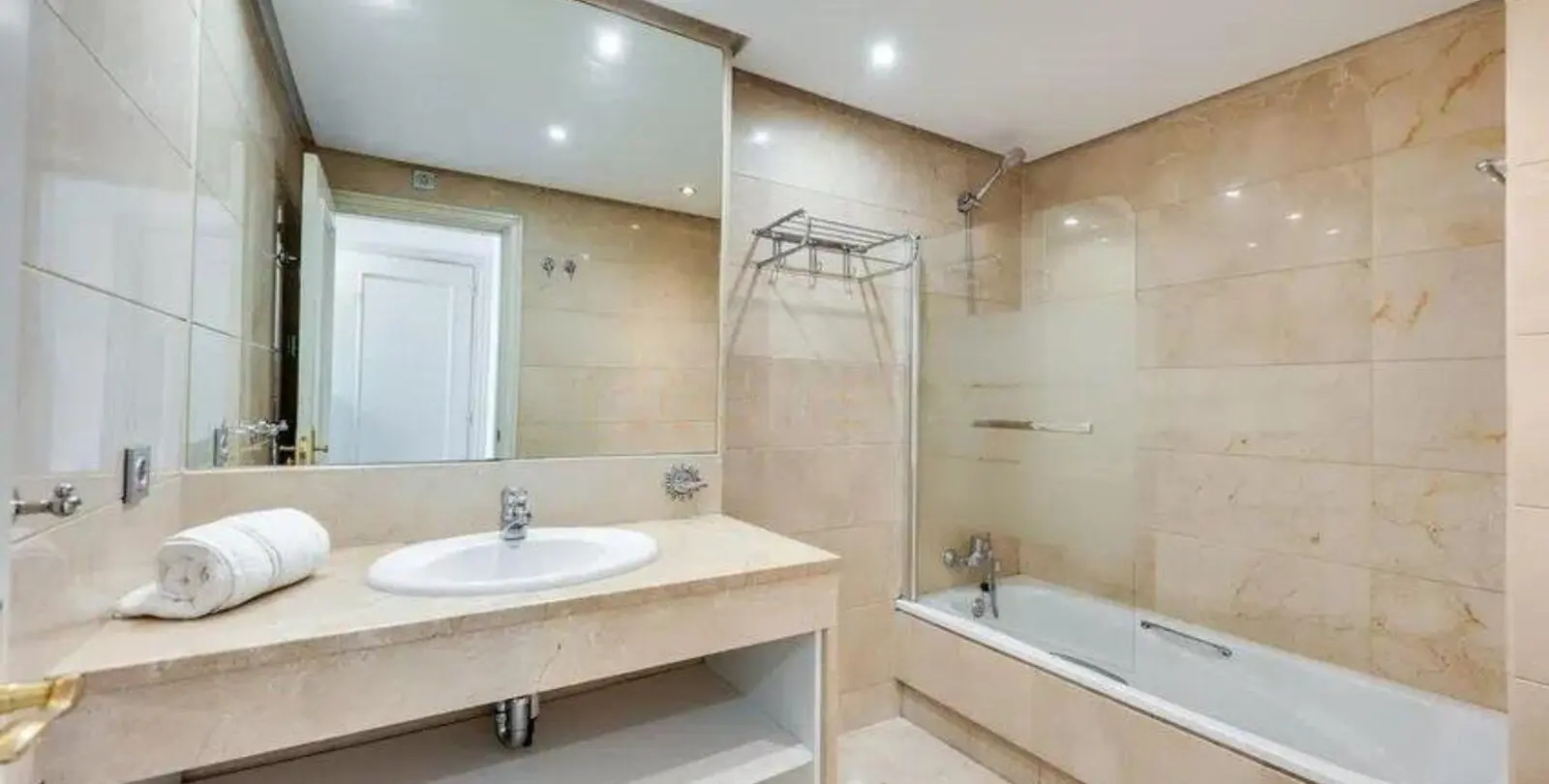 Sale of middle floor apartment in Puerto Banús 5