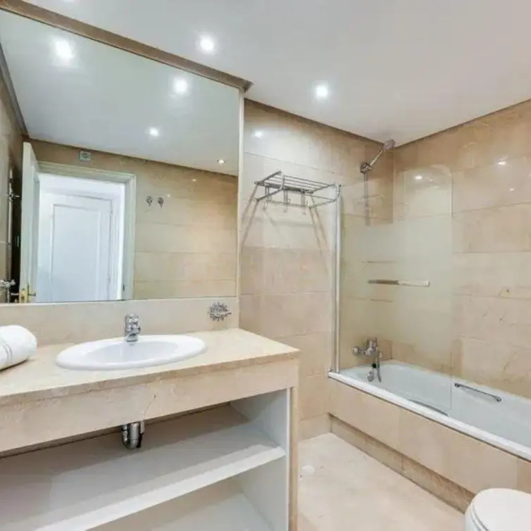 Venta de apartamento en planta media en Puerto Banús