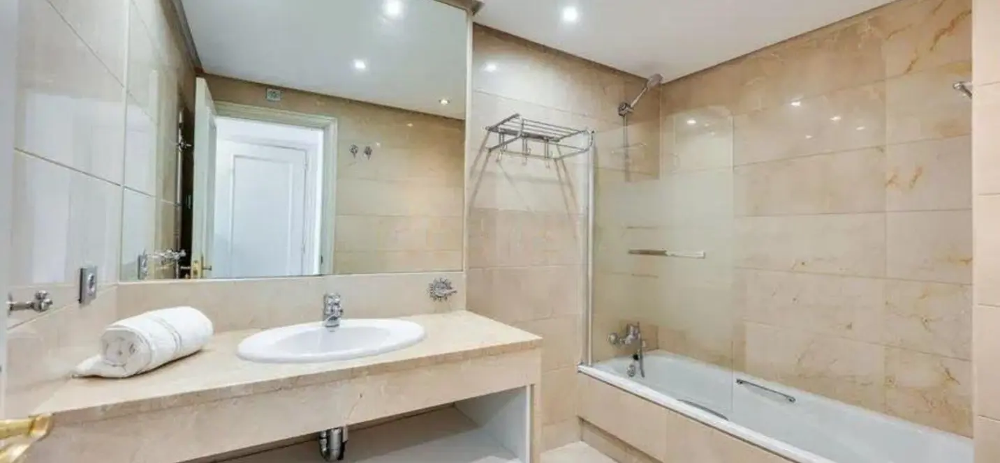 Venta de apartamento en planta media en Puerto Banús 4