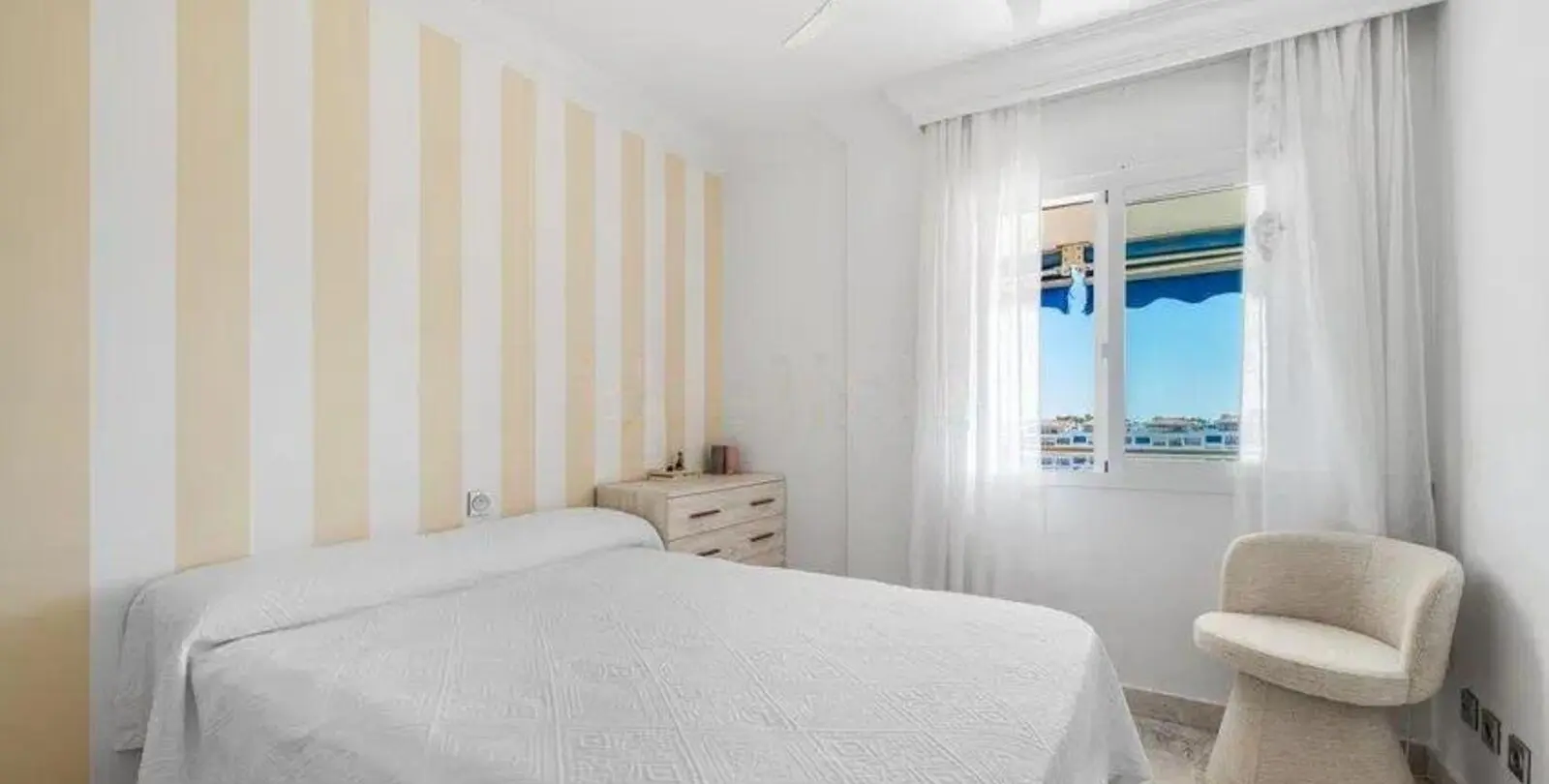 Sale of middle floor apartment in Puerto Banús 6