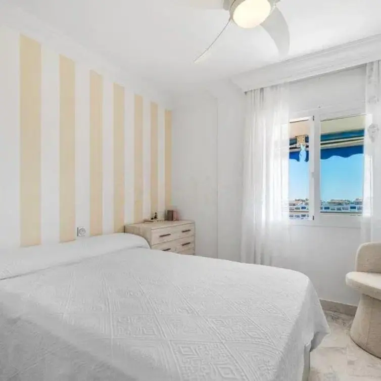 Venta de apartamento en planta media en Puerto Banús