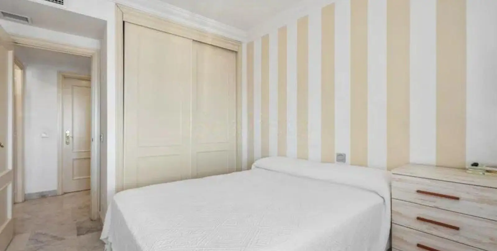 Sale of middle floor apartment in Puerto Banús 7