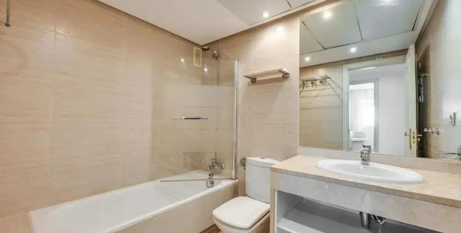 Sale of middle floor apartment in Puerto Banús 8