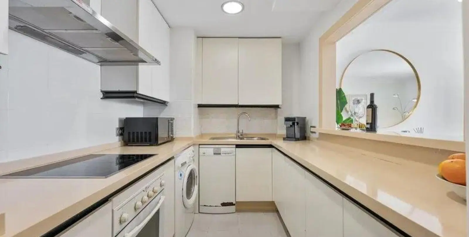 Sale of middle floor apartment in Puerto Banús 9