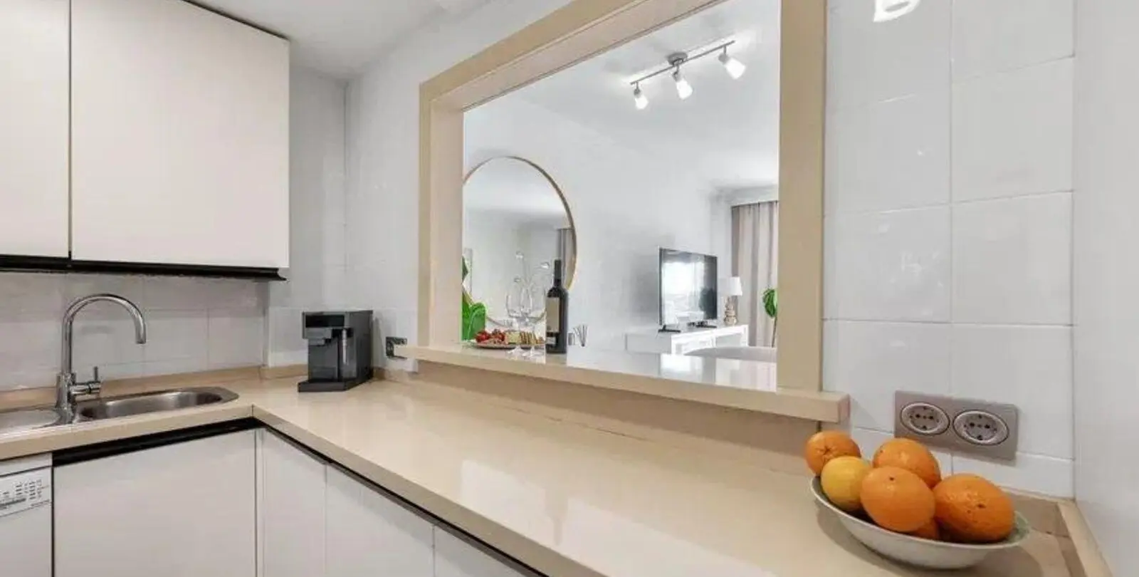 Sale of middle floor apartment in Puerto Banús 11