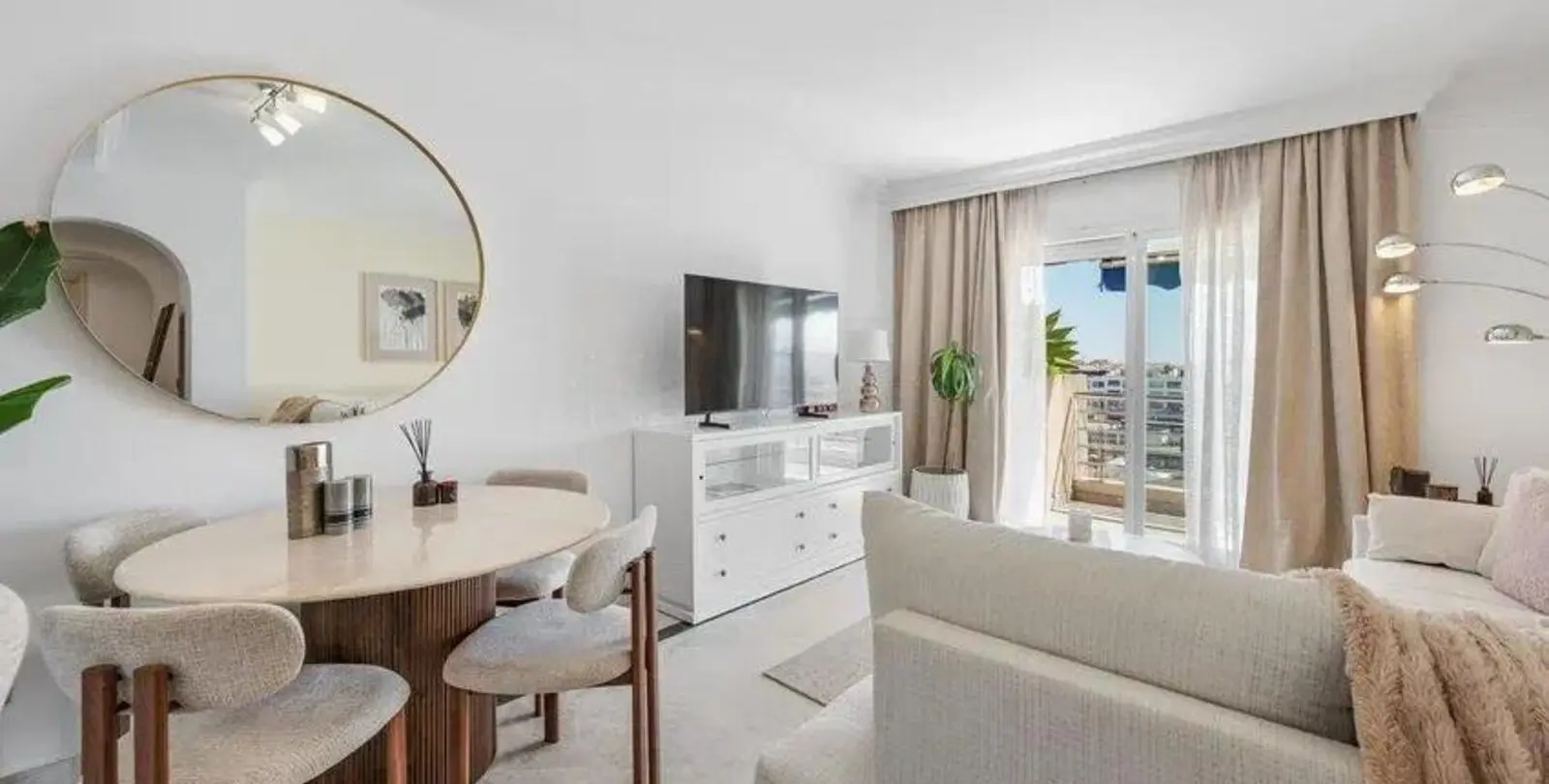 Sale of middle floor apartment in Puerto Banús 13