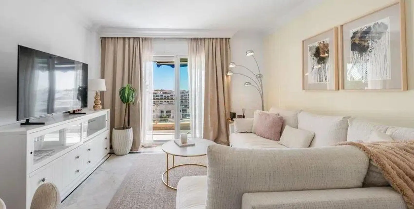 Sale of middle floor apartment in Puerto Banús 14