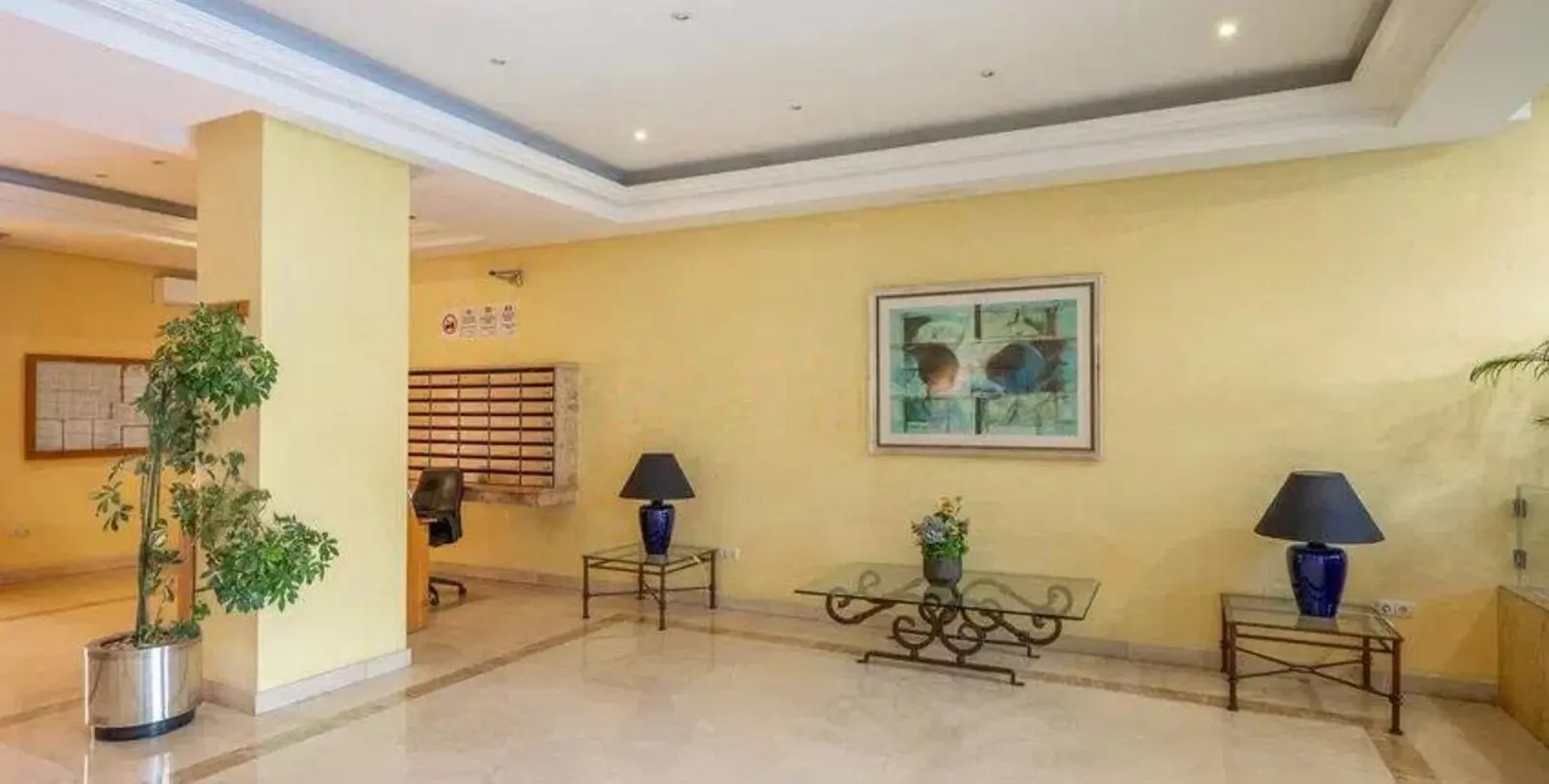 Sale of middle floor apartment in Puerto Banús 23