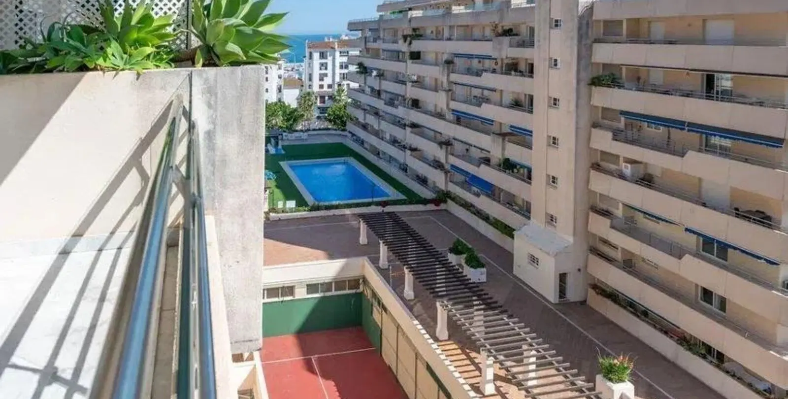 Sale of middle floor apartment in Puerto Banús 27