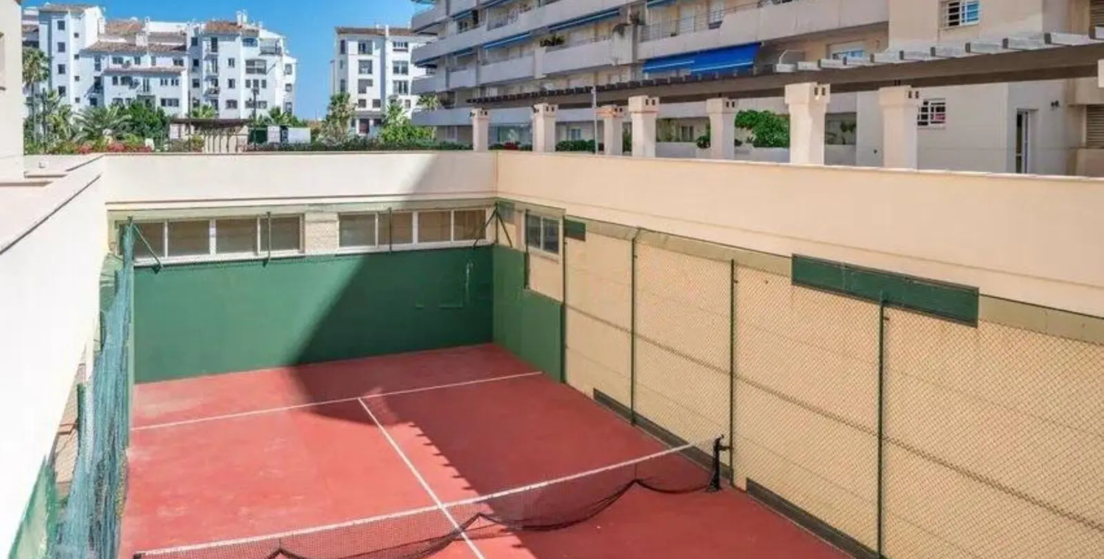 Sale of middle floor apartment in Puerto Banús 30