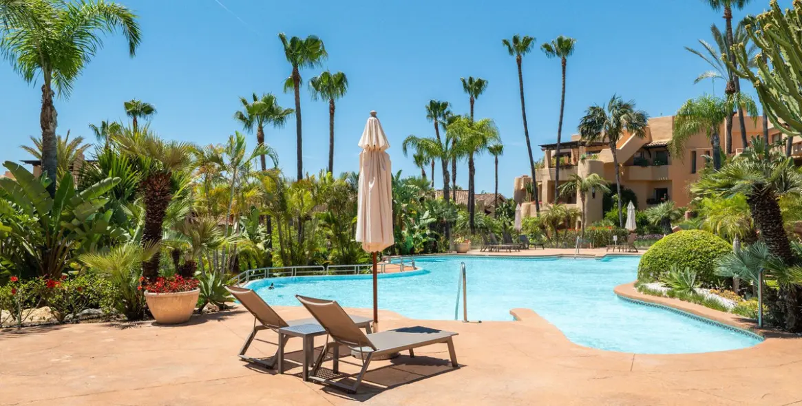 Venta de apartamento en planta media en Marbella 2