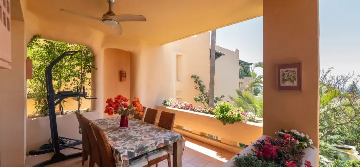 Venta de apartamento en planta media en Marbella 2