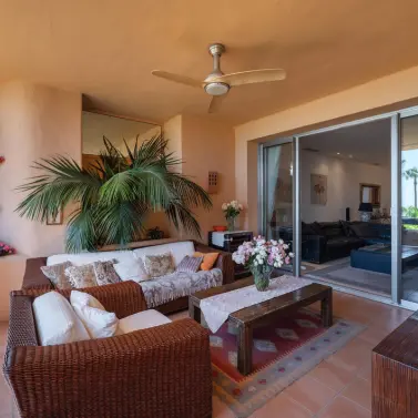 Venta de apartamento en planta media en Marbella