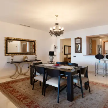 Venta de apartamento en planta media en Marbella