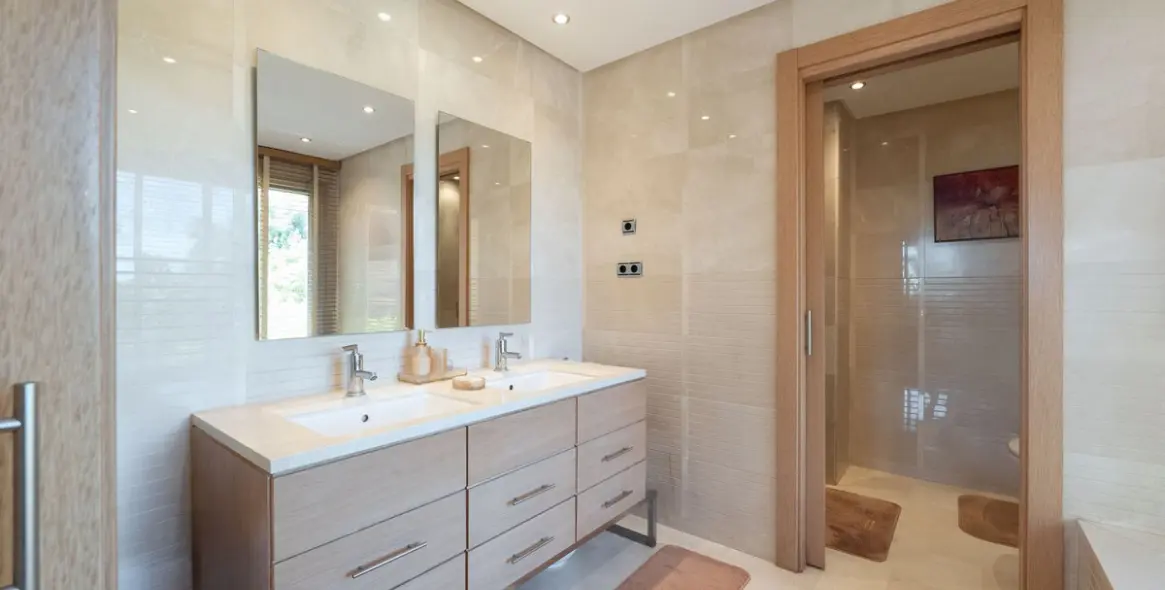 Venta de apartamento en planta media en Marbella 16